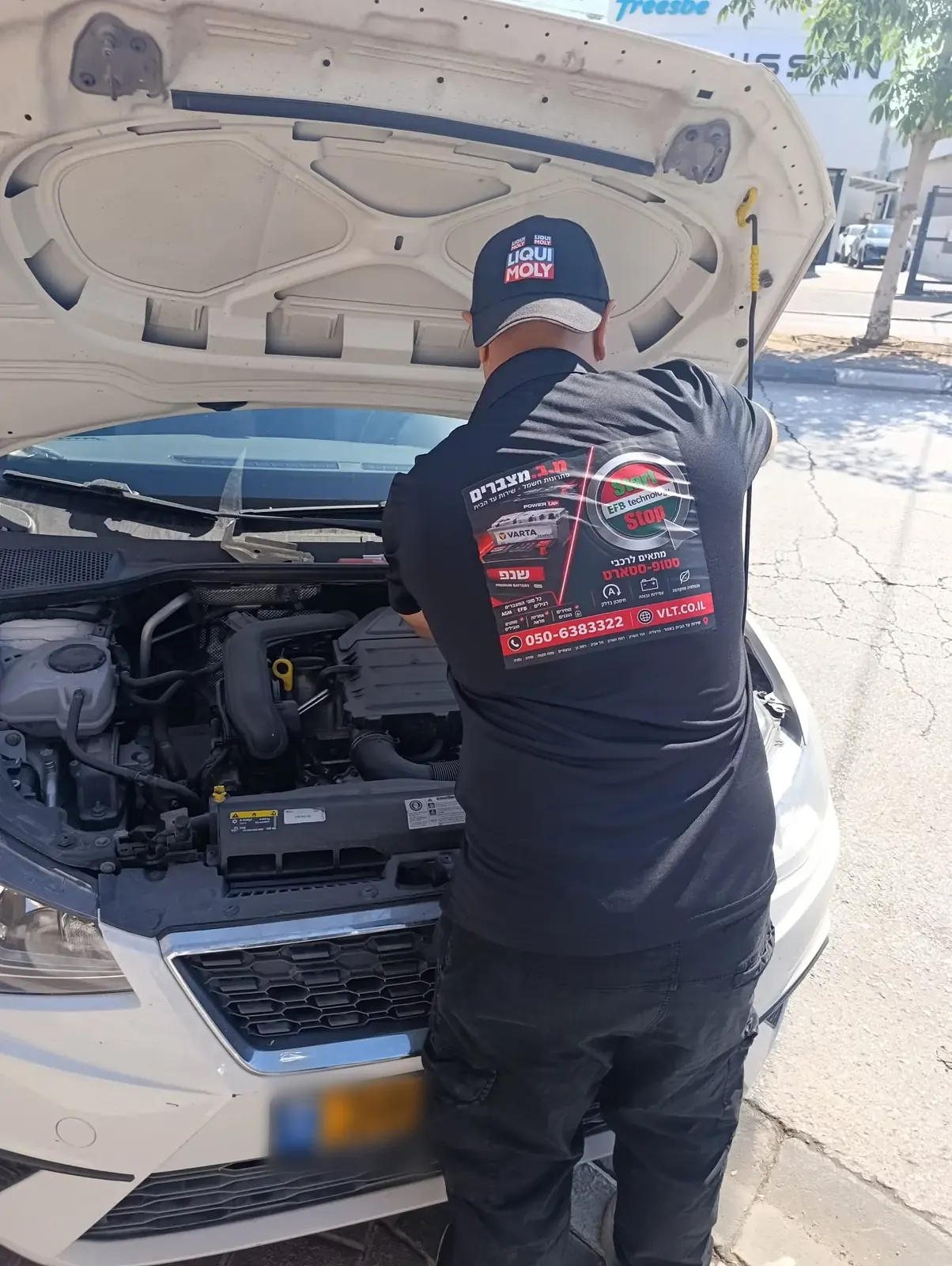 החלפת מצבר סטארט סטופ עד הבית, עבודה ליד הרכב