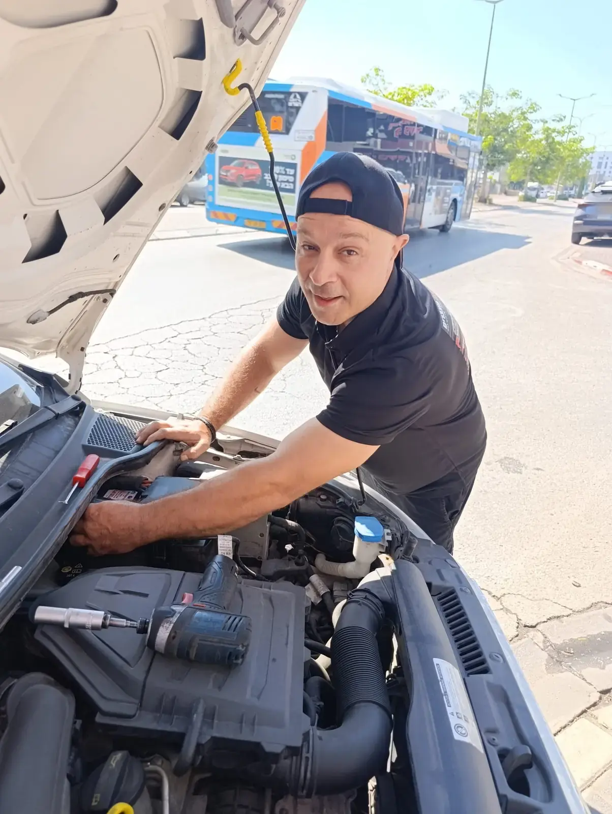 החלפת מצבר לרכב בצד הדרך, בלי גרר ובלי מוסך