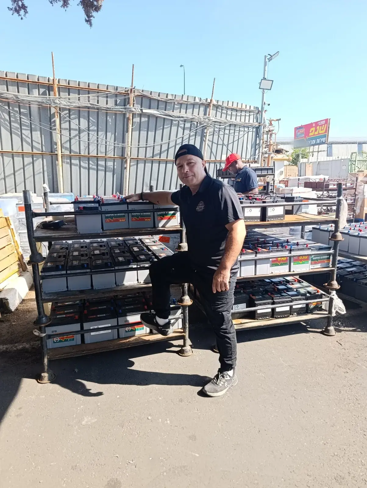 מצבר שנפ: מדפי הספק עם דגמי SUPER STRONG ושורות EFB